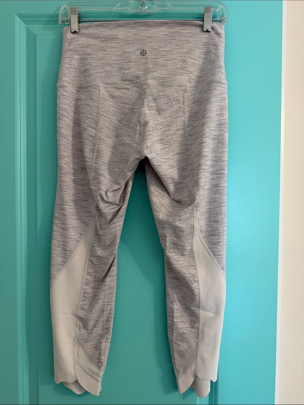 lululemon size 8 women’s Light Gray and white crop leggings